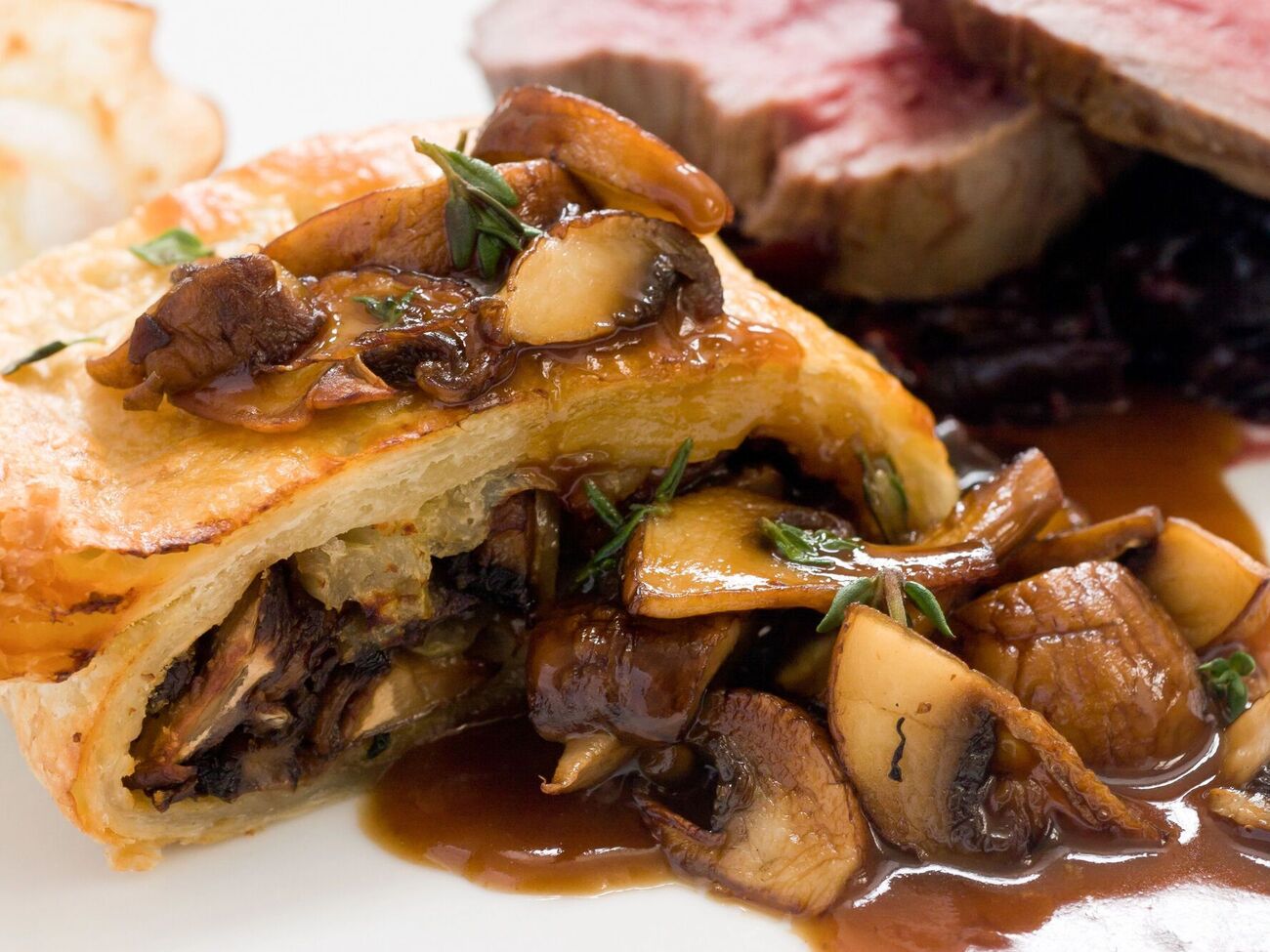 Рулет должен выпекаться до 40 минут