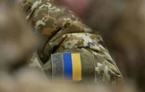 В сети распространяют фото с вражеских информационных ресурсов, на которых зафиксировано изображение украинского военнослужащего с отсеченной головой