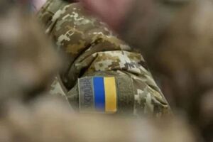 У мережі поширюють фото з ворожих інформаційних ресурсів, на яких зафіксували зображення українського військовослужбовця з відсіченою головою