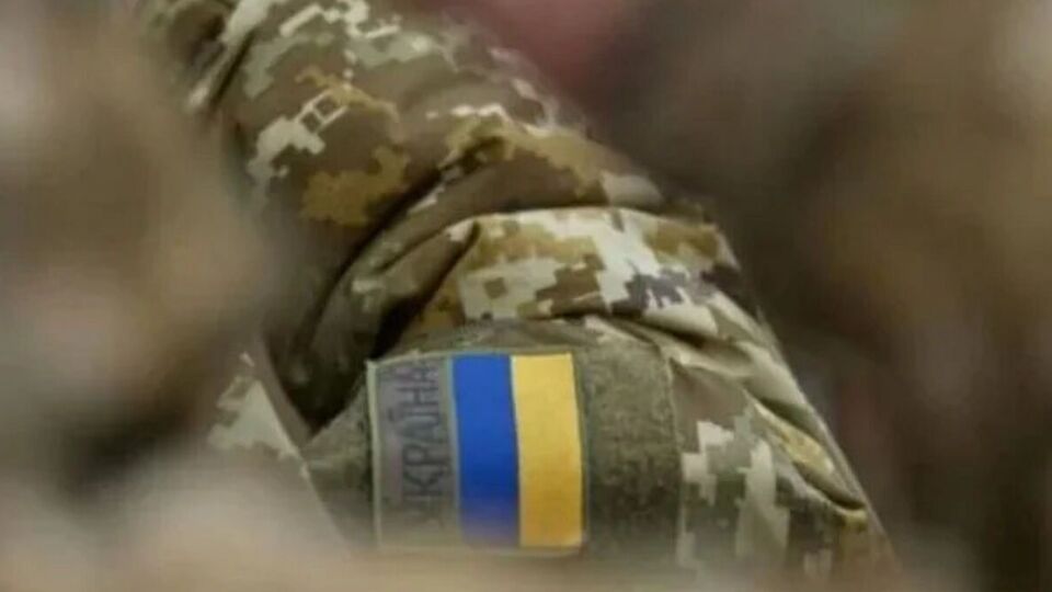У мережі поширюють фото з ворожих інформаційних ресурсів, на яких зафіксували зображення українського військовослужбовця з відсіченою головою