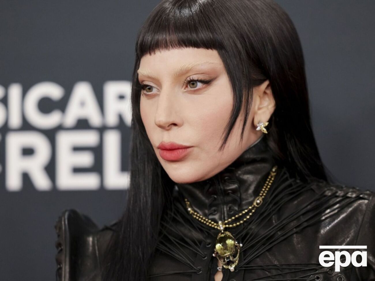 Зі знебарвленими бровами, дитячим чубчиком і чорним волоссям виконавиця леді Гага "мала вигляд крутіший, ніж будь-коли"