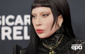 Зі знебарвленими бровами, дитячим чубчиком і чорним волоссям виконавиця леді Гага "мала вигляд крутіший, ніж будь-коли"