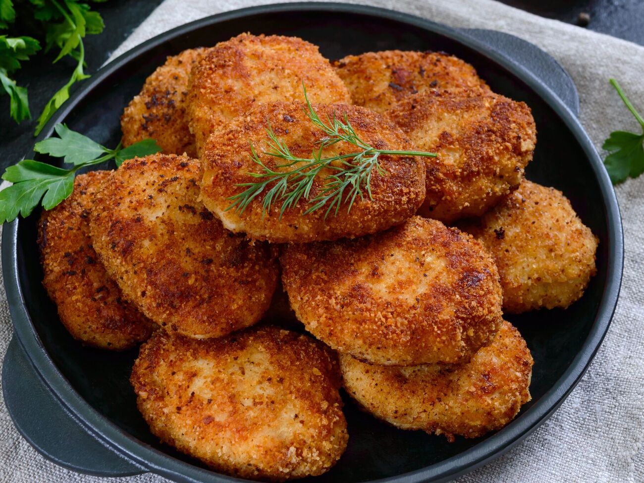 Обжаренные котлеты в конце нужно протушить около 15 минут