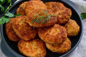 Обжаренные котлеты в конце нужно протушить около 15 минут