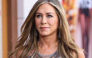 55-летняя Энистон предпочитает длинные волосы