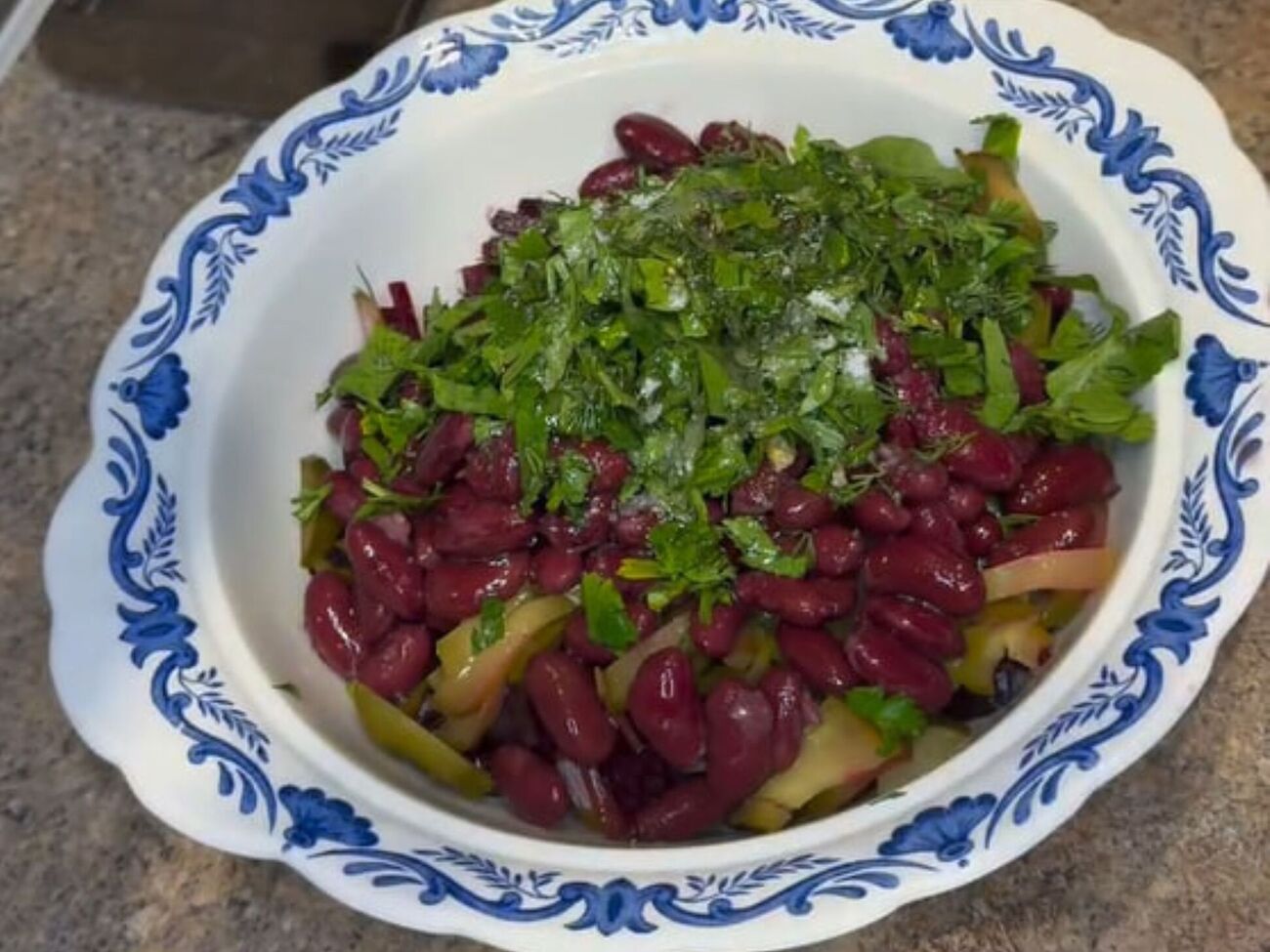 Салат готовится просто и легко, а для его приготовления понадобятся всего три основных ингредиента