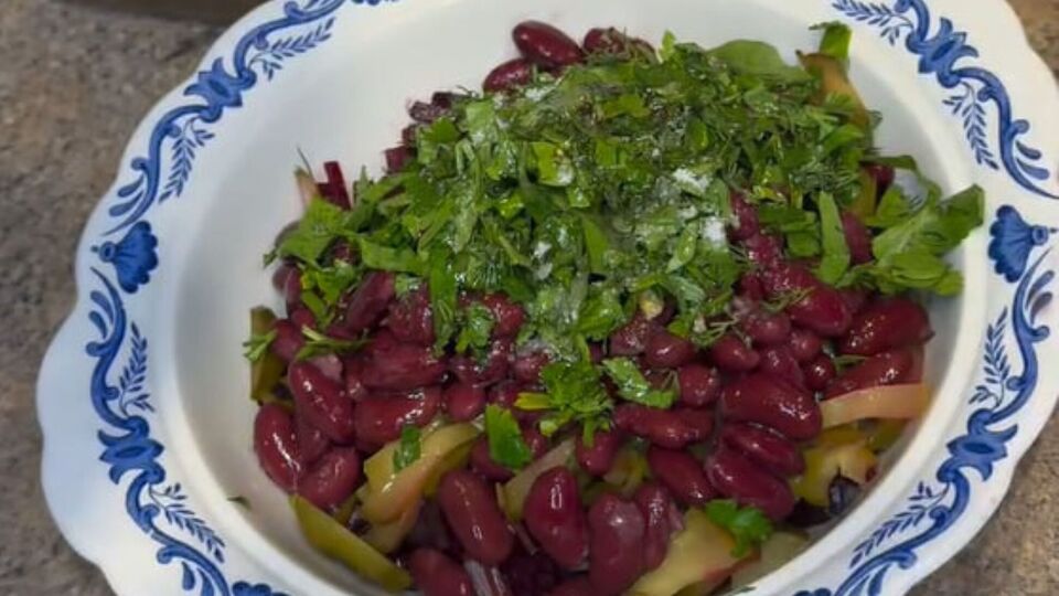 Салат готовится просто и легко, а для его приготовления понадобятся всего три основных ингредиента