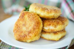 Подавайте картошку с рыбными котлетами