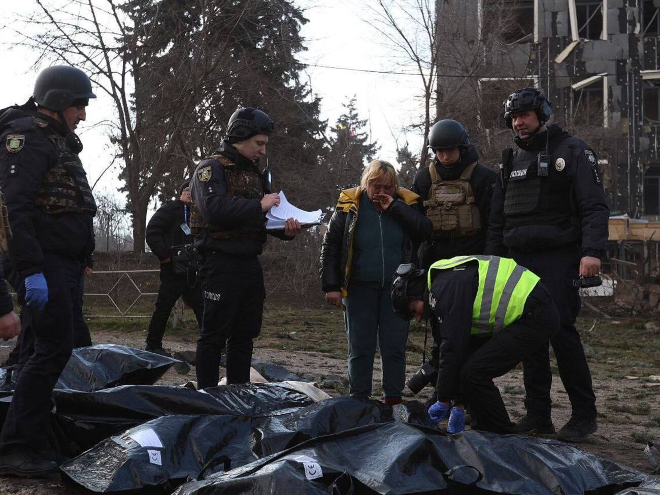 В Ізюмі завершили рятувальну операцію, виявили п'ять тіл. Серед поранених – двоє дітей. Фото
