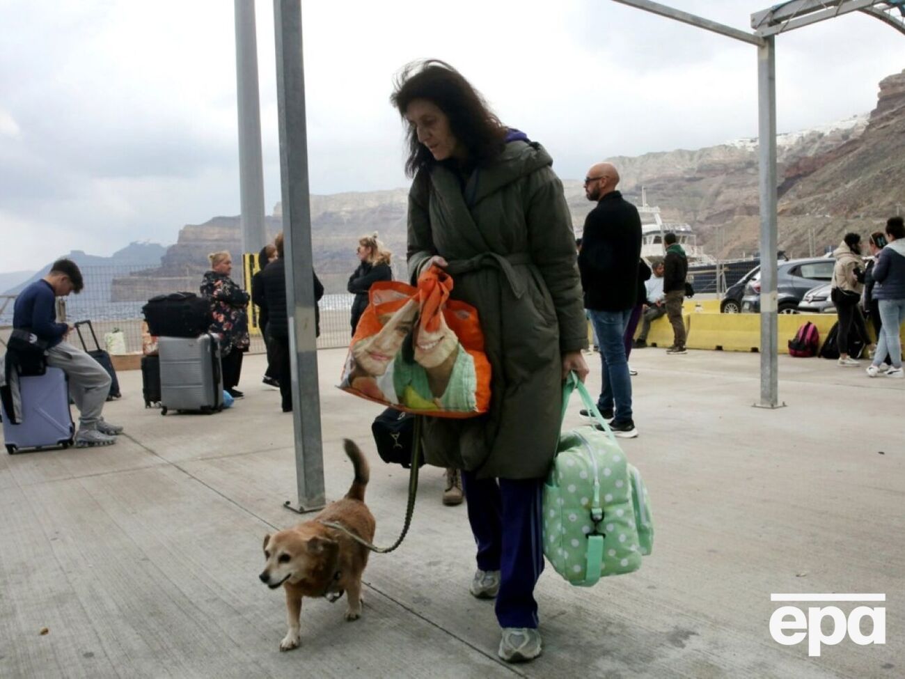 Людей эвакуируют самолетами и морскими судами