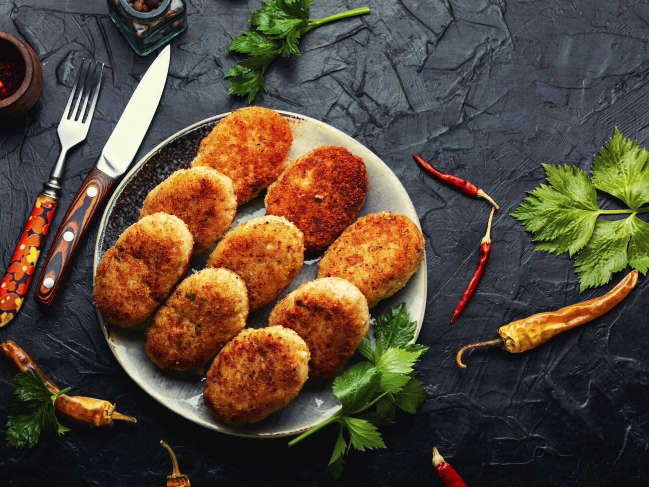 К рыбным котлетам можно добавить немного кинзы