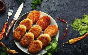 К рыбным котлетам можно добавить немного кинзы