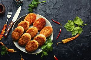 К рыбным котлетам можно добавить немного кинзы