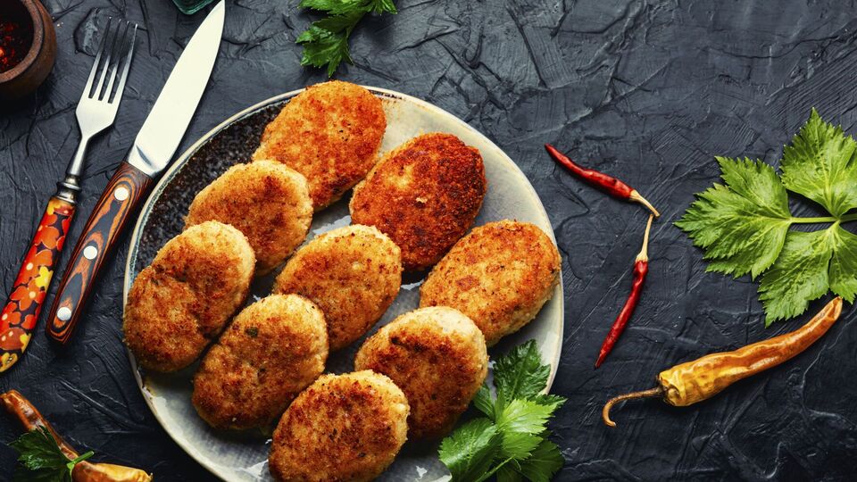 К рыбным котлетам можно добавить немного кинзы