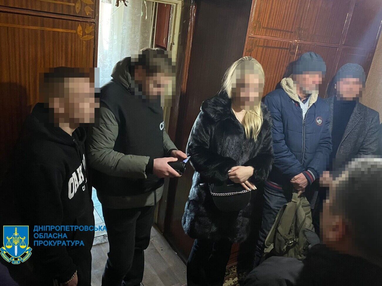 Соответствующие "заказы" женщина получала из России в мессенджере, а для их выполнения привлекла своего 17-летнего сына и его одноклассника – СБУ