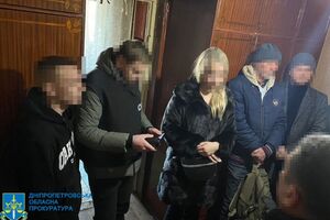 Соответствующие "заказы" женщина получала из России в мессенджере, а для их выполнения привлекла своего 17-летнего сына и его одноклассника – СБУ