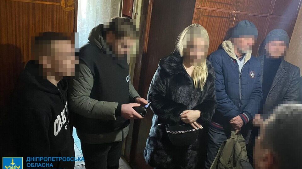 Відповідні "замовлення" жінка месенджером отримувала з Росії, а для їх виконання залучила свого 17-річного сина і його однокласника – СБУ