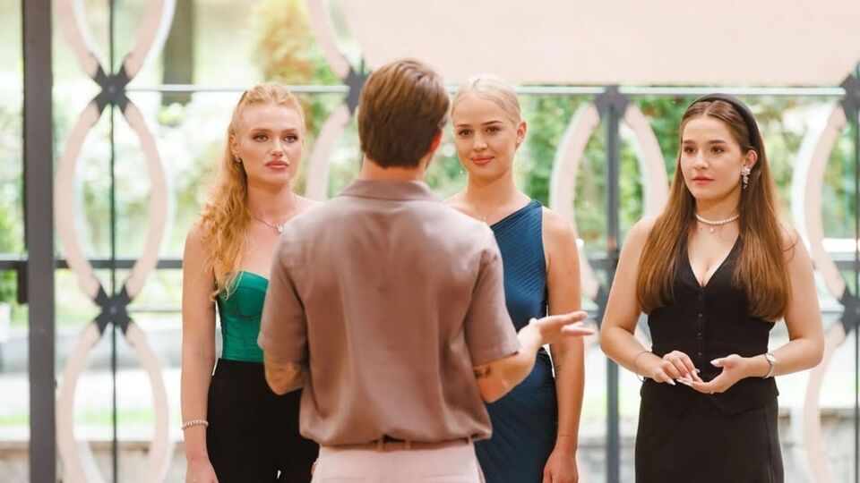 Терен в финале шоу сделал выбор в пользу Белень (в центре)