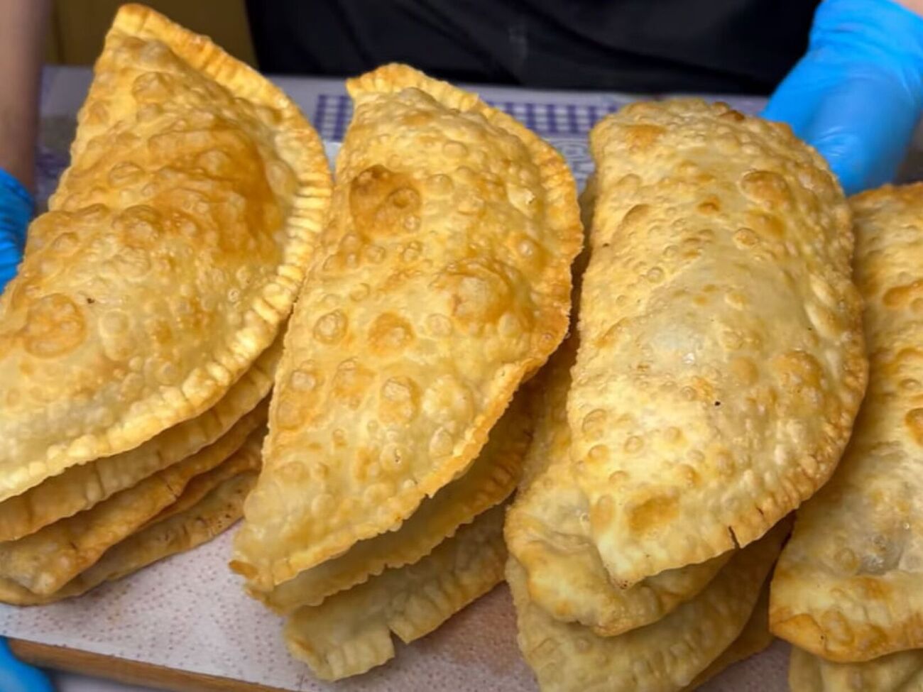 Обсмажте чебуреки на сковороді з розігрітою олією до готовності