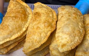 Обжарьте чебуреки на сковороде с разогретым растительным маслом до готовности