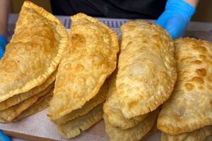 Обсмажте чебуреки на сковороді з розігрітою олією до готовності