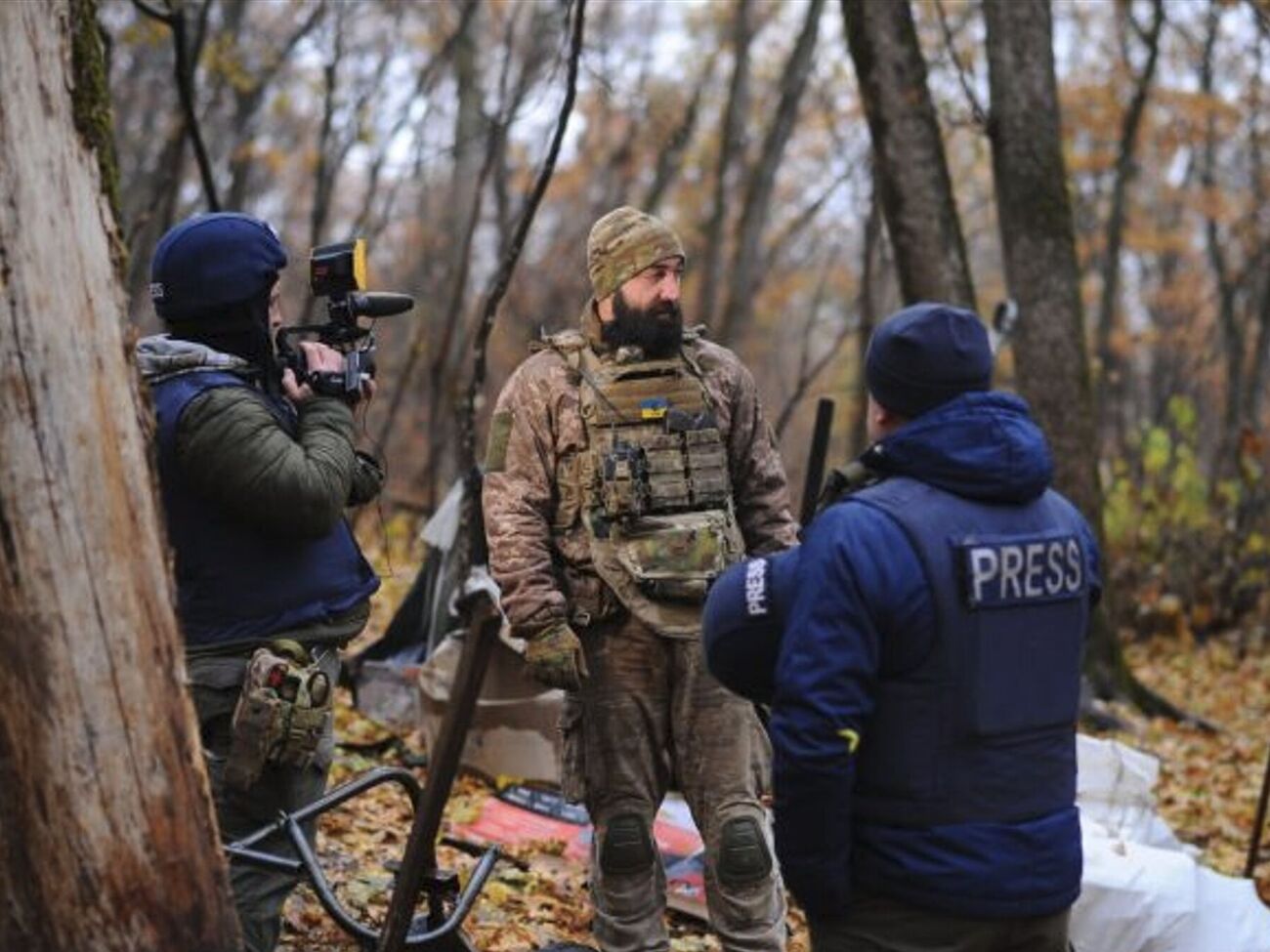 Під російський обстріл уранці 4 лютого потрапили журналіст Олександр Моторний та оператор Павло Бориско, розповіли на телеканалі "1+1"