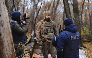 Под российский обстрел утром 4 февраля попали журналист Александр Моторный и оператор Павел Бориско, рассказали на телеканале "1+1"