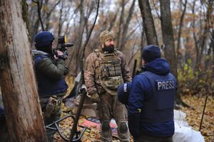 Під російський обстріл уранці 4 лютого потрапили журналіст Олександр Моторний та оператор Павло Бориско, розповіли на телеканалі "1+1"