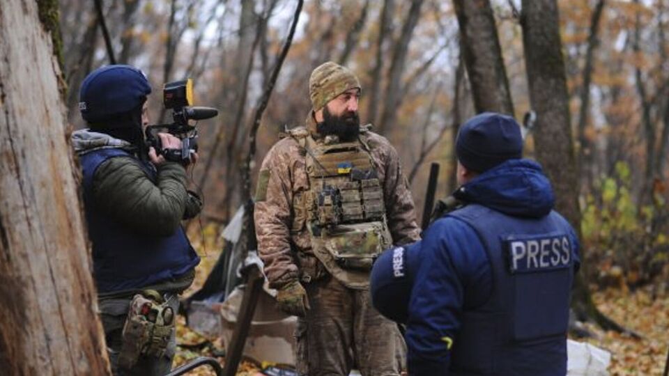 Под российский обстрел утром 4 февраля попали журналист Александр Моторный и оператор Павел Бориско, рассказали на телеканале "1+1"
