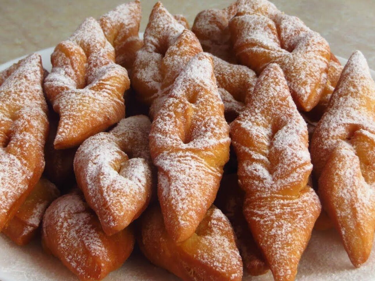 Вергуны пересыпают сахарной пудрой