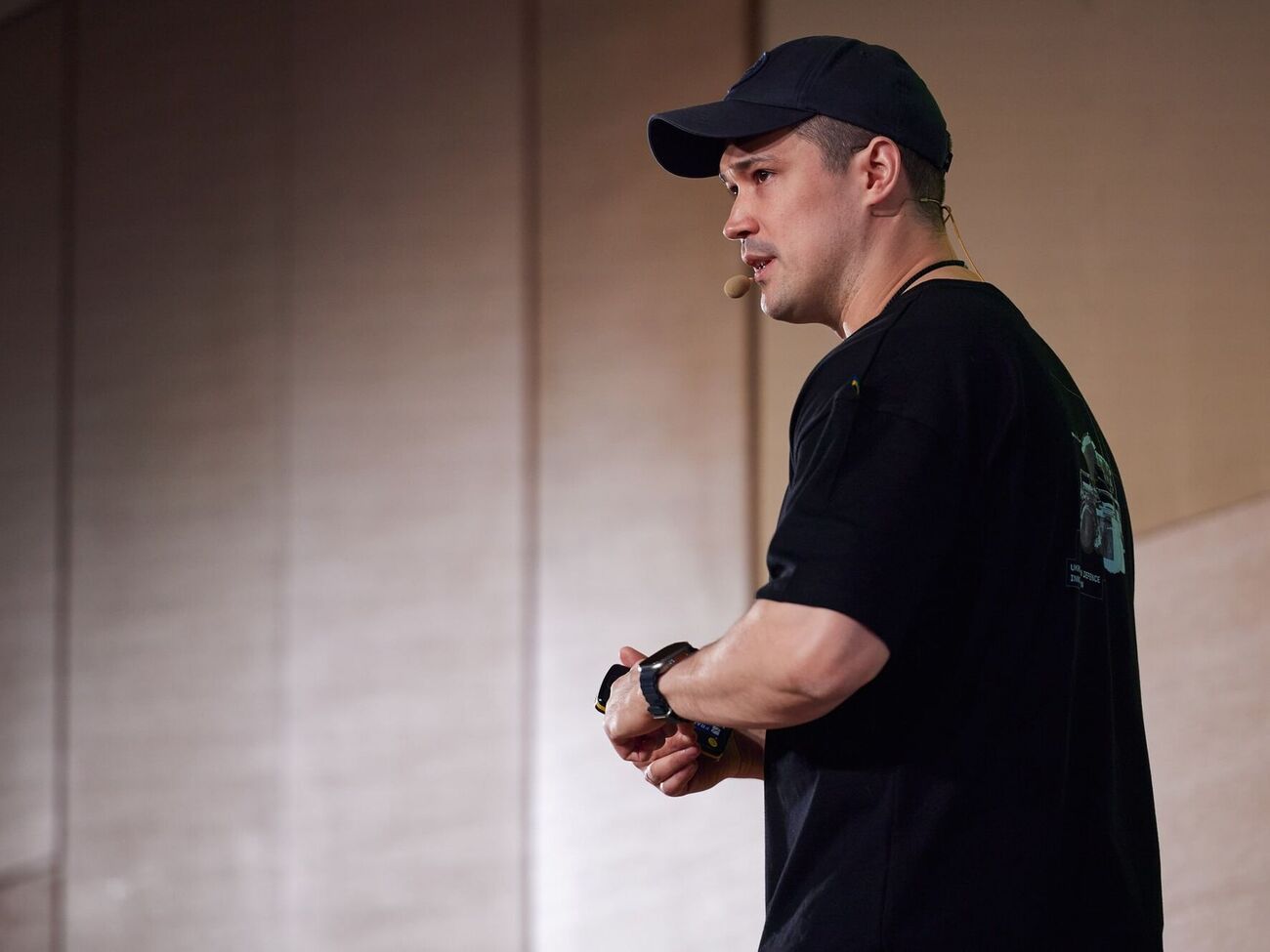 По словам Федорова, к помощнику можно будет обратиться голосом, ведь он сможет трансформировать голос в текст