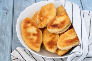 Під час приготування смажених пиріжків накривати сковороду кришкою не потрібно
