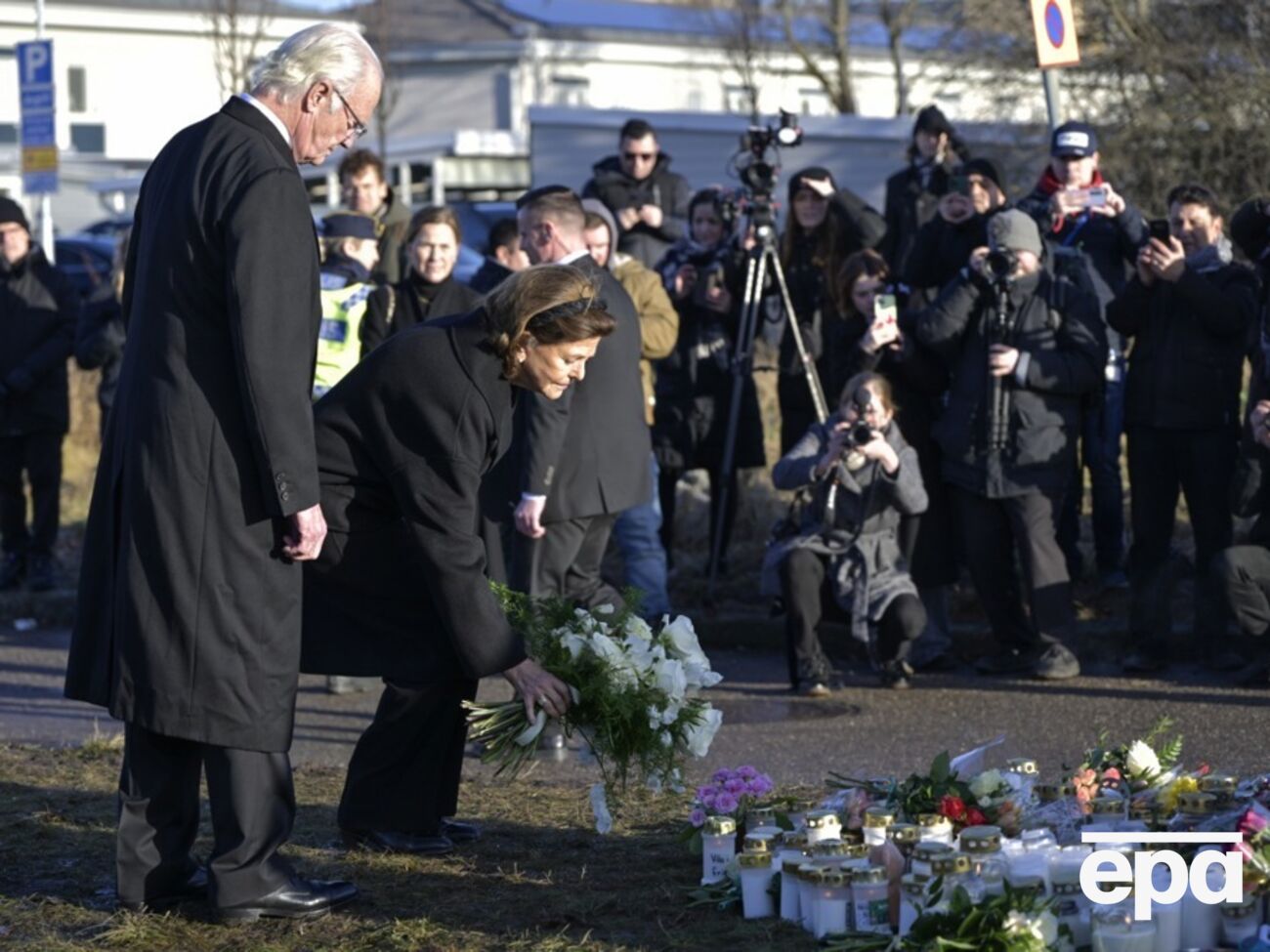 Король Швеции Карл XVI Густав и королева Сильвия посетили импровизированный мемориал после стрельбы в школе Risbergska в Эребру