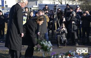 Король Швеції Карл XVI Густав і королева Сільвія відвідали імпровізований меморіал після стрілянини у школі Risbergska в Еребру