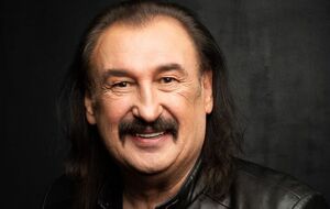 Гига объявил о релизе песни в ноябре 2024 года после ее популярности в TikTok