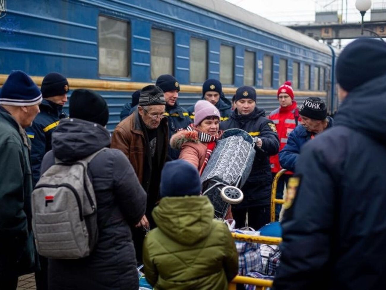 Загалом на території області, яка підконтрольна Україні, проживає 302 тис. цивільних. Із них понад 22,6 тис. дітей