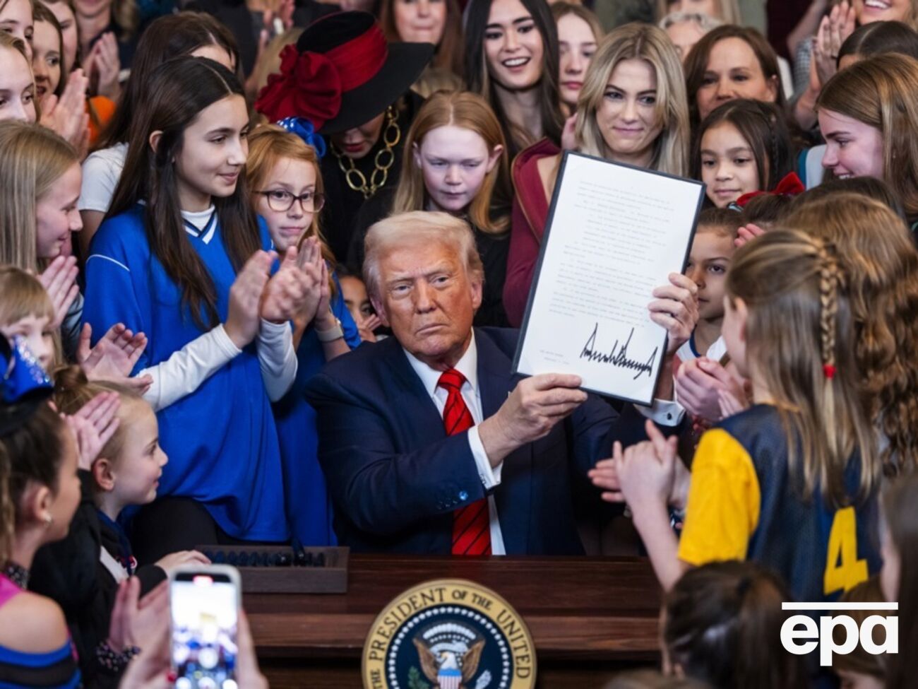 Трамп 5 февраля подписал указ под названием "Не допускать мужчин в женский спорт", отметили СМИ