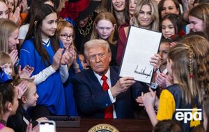 Трамп 5 февраля подписал указ под названием "Не допускать мужчин в женский спорт", отметили СМИ