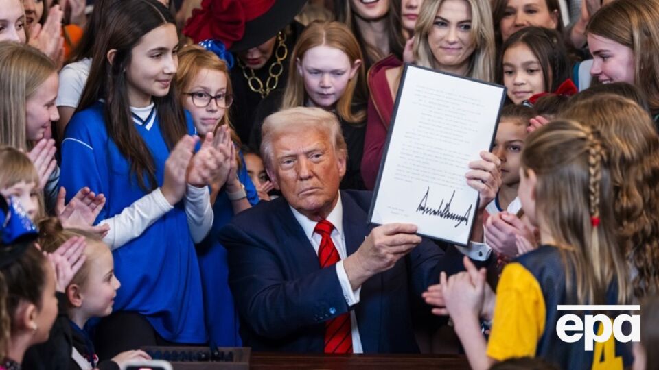 Трамп 5 февраля подписал указ под названием "Не допускать мужчин в женский спорт", отметили СМИ