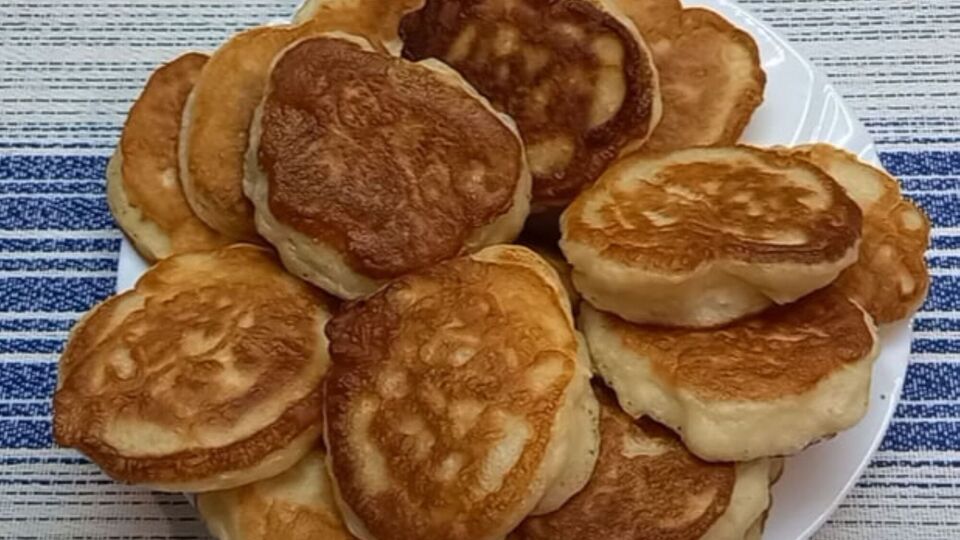 Обжарьте оладьи на сковороде с растительным маслом с двух сторон до готовности