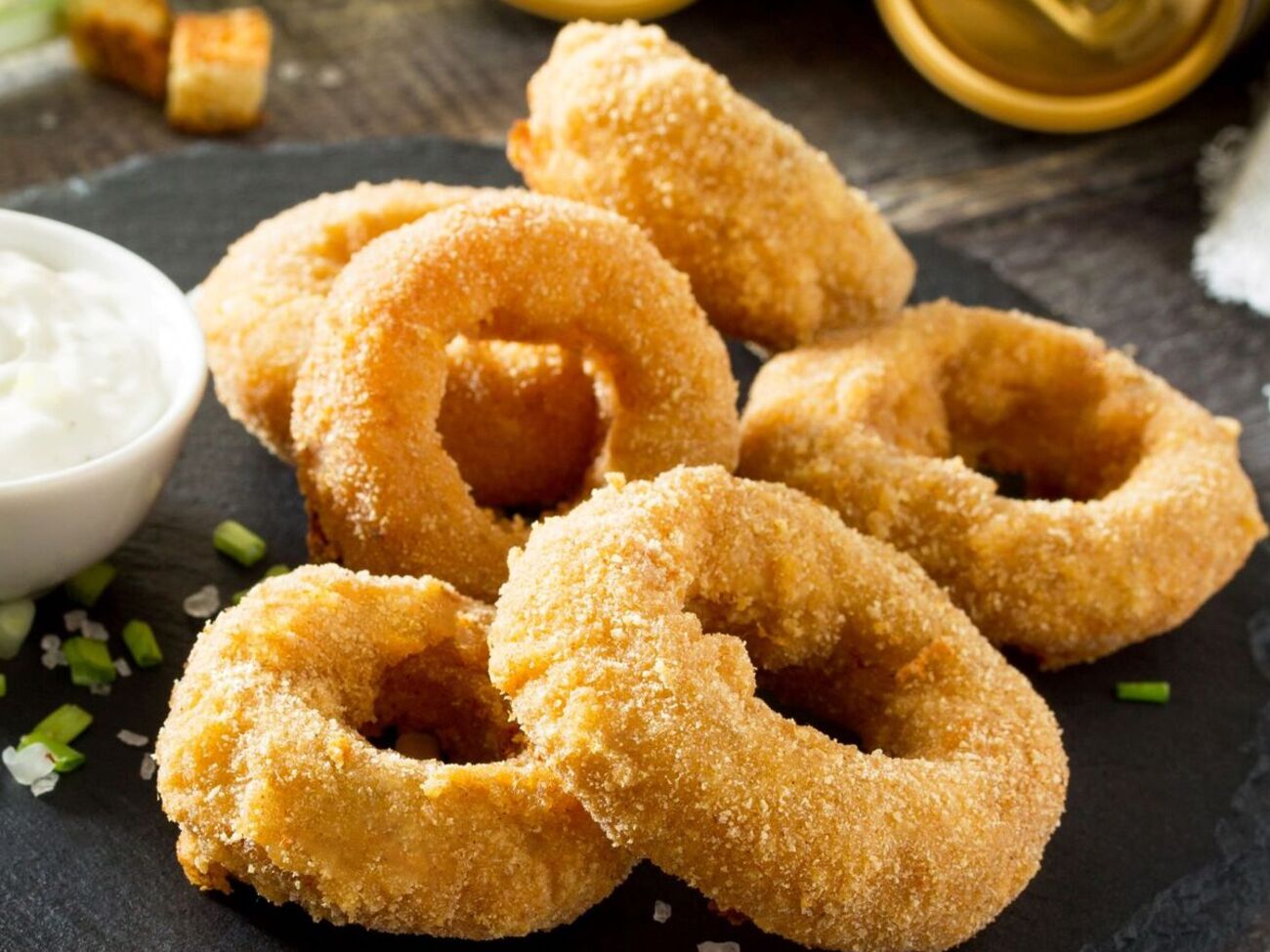 Перед жаркой лук нужно обвалять в муке, а потом в кляре