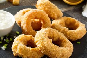 Перед жаркой лук нужно обвалять в муке, а потом в кляре