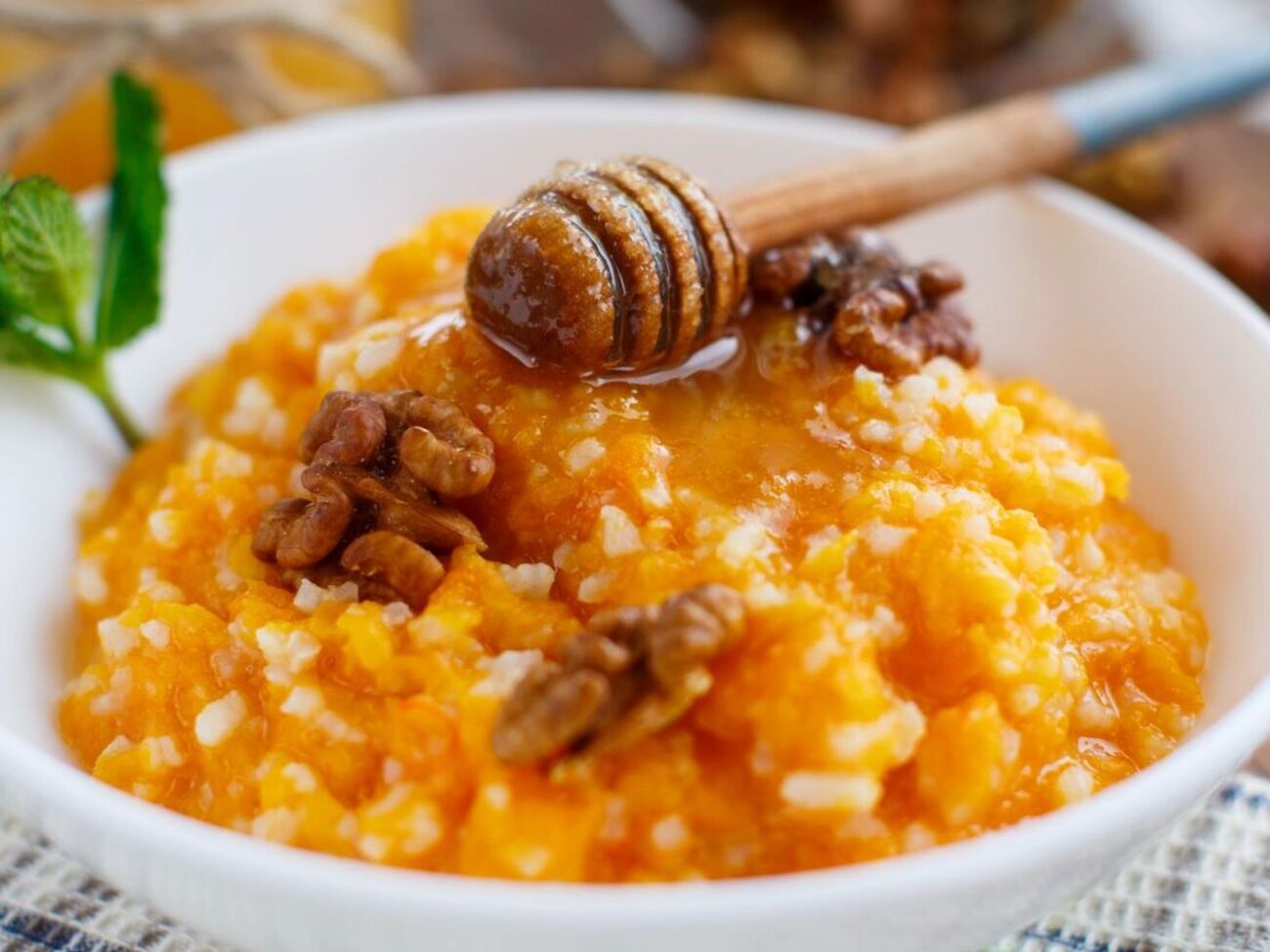 По вкусу в кашу добавьте сахар, молотую корицу, мед или орехи