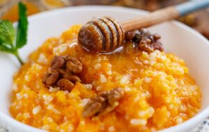 По вкусу в кашу добавьте сахар, молотую корицу, мед или орехи