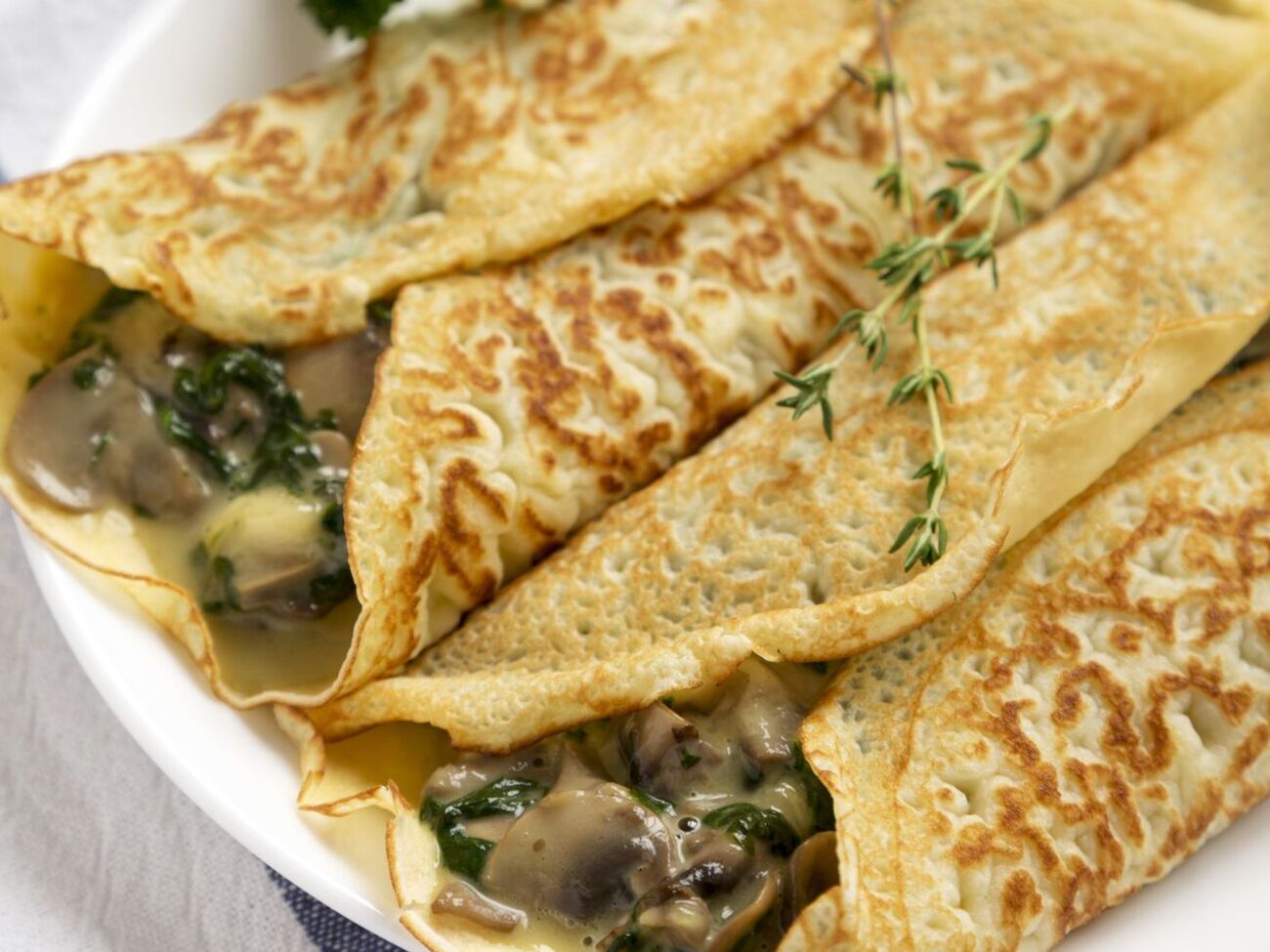 Для начинки соедините крем-сыр, жареные грибы и лук