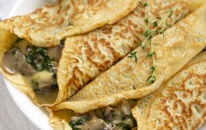 Для начинки соедините крем-сыр, жареные грибы и лук