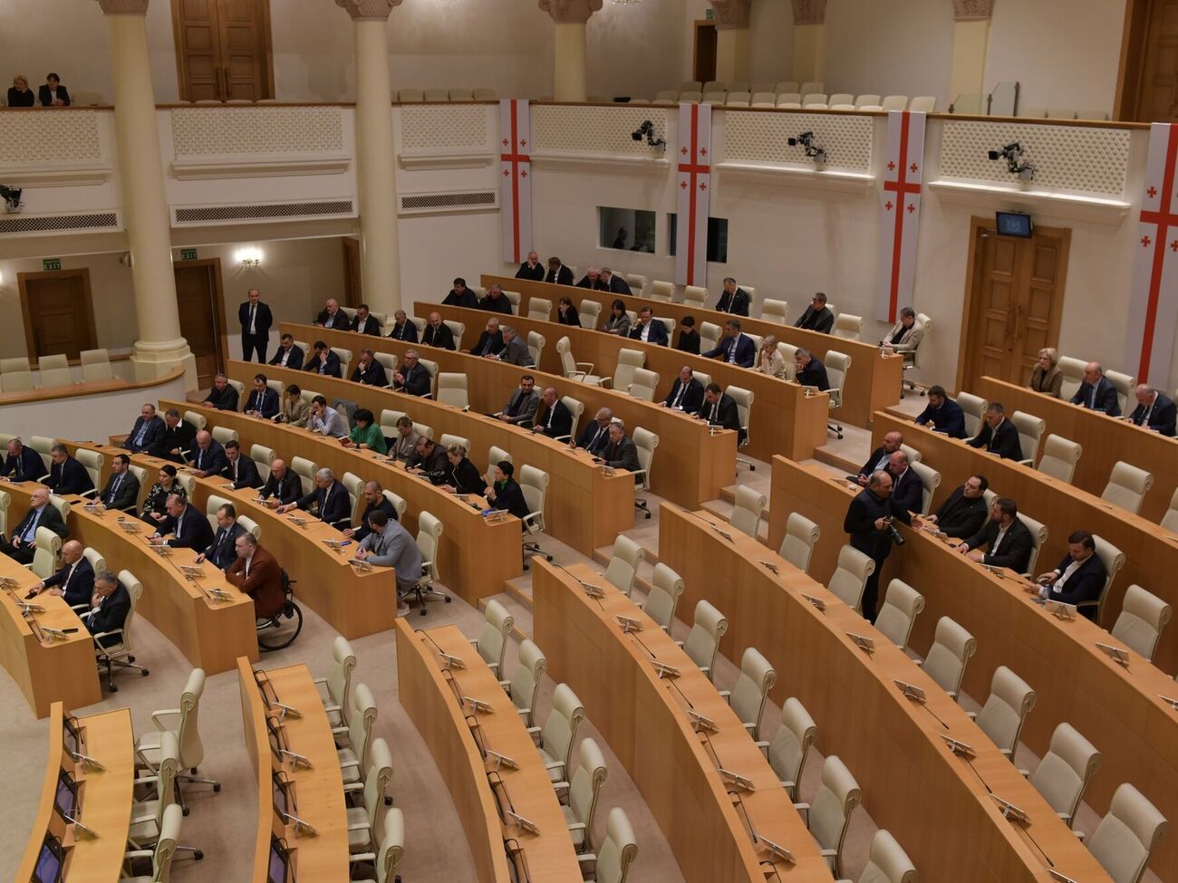 У парламенті звільнилося 49 місць зі 150