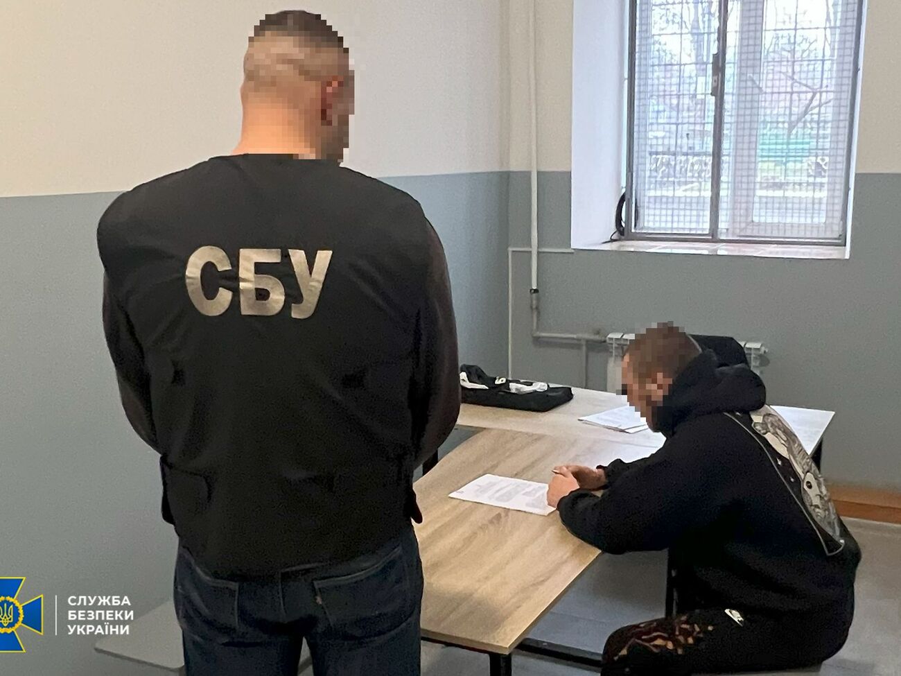 В CБУ также считают, что парень согласился совершить поджоги релейных шкафов, чтобы помешать движению поездов "Укрзалізниці"