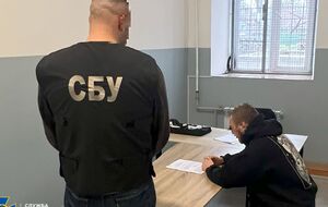 У CБУ також вважають, що хлопець погодився вчинити підпали релейних шаф, щоб завадити руху поїздів "Укрзалізниці"