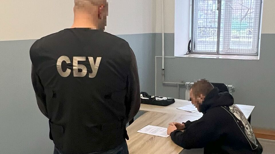 У CБУ також вважають, що хлопець погодився вчинити підпали релейних шаф, щоб завадити руху поїздів "Укрзалізниці"